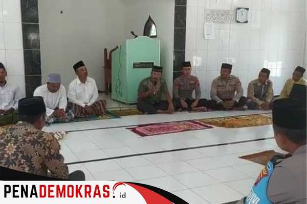 Memberikan pelayanan Polsek Kangayan Menggelar Jum'at Curhat