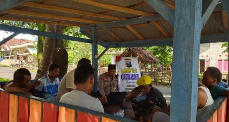 Kapolsek Kangayan Laksanakan Kegiatan Jum'at Curhat