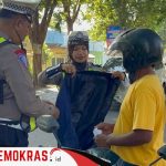 Satlantas Polres Sumenep Memberikan Doorprize Pada Pengendara