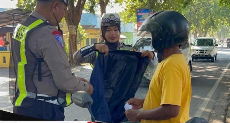 Satlantas Polres Sumenep Memberikan Doorprize Pada Pengendara