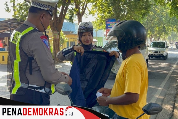 Satlantas Polres Sumenep Memberikan Doorprize Pada Pengendara