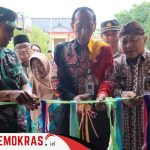 Kepala Diskominfo Launching Radio KIM Pragaan Station Dengan Memotong Pita