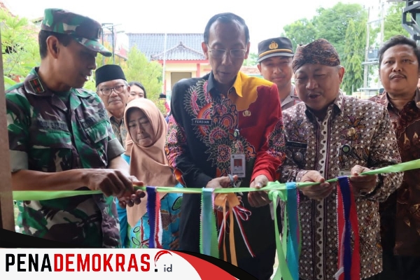 Kepala Diskominfo Launching Radio KIM Pragaan Station Dengan Memotong Pita