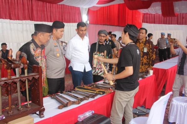 Polres Sumenep Menggelar Pameran Keris Dan Batu Akik Se-Indonesia