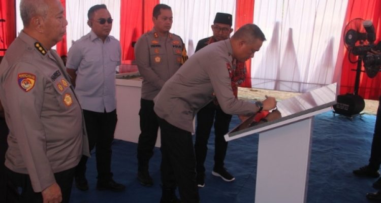 Kapolda Jatim Lakukan Peletakan Batu Pertama Gedung Satya Haprabu Polres Sumenep