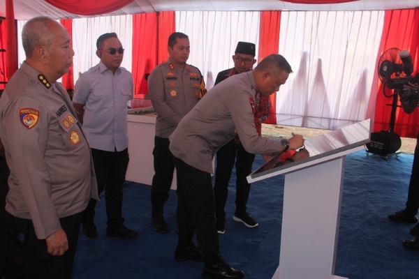 Kapolda Jatim Lakukan Peletakan Batu Pertama Gedung Satya Haprabu Polres Sumenep