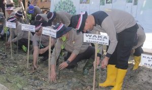 Polres Sumenep Tanam 1.000 Pohon Mangrove Sambut HUT Bhayangkara Ke-78