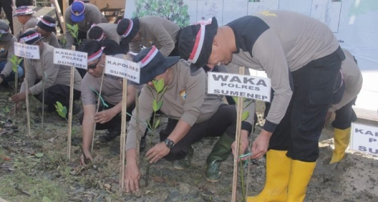 Polres Sumenep Tanam 1.000 Pohon Mangrove Sambut HUT Bhayangkara Ke-78