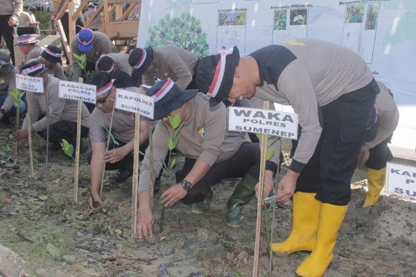 Polres Sumenep Tanam 1.000 Pohon Mangrove Sambut HUT Bhayangkara Ke-78