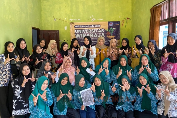 Mahasiswa Unija KKN Di Dempo Timur Gelar Demo Produk UMKM Keripik Daun Singkong