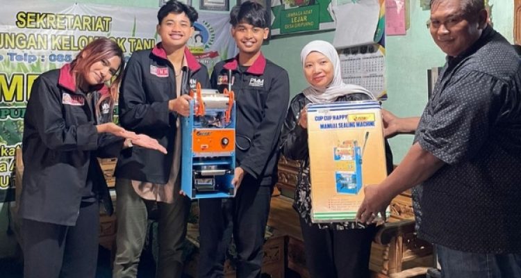 Fantastik..! Mahasiswa UMM Memberikan Bantuan Mesin Cup Sealer Kepada Kelompok Tani Wanita