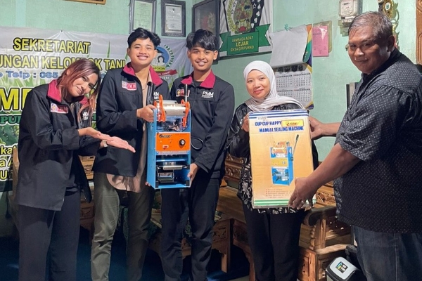 Fantastik..! Mahasiswa UMM Memberikan Bantuan Mesin Cup Sealer Kepada Kelompok Tani Wanita