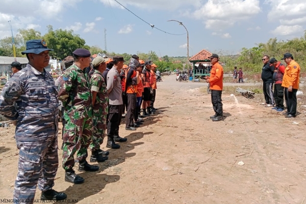 Selamat Hari Raya Idul Fitri_20240729_200415_0000 Lanal Batuporon dan Tim SAR Gabungan Intensifkan Pencarian Nelayan Hilang