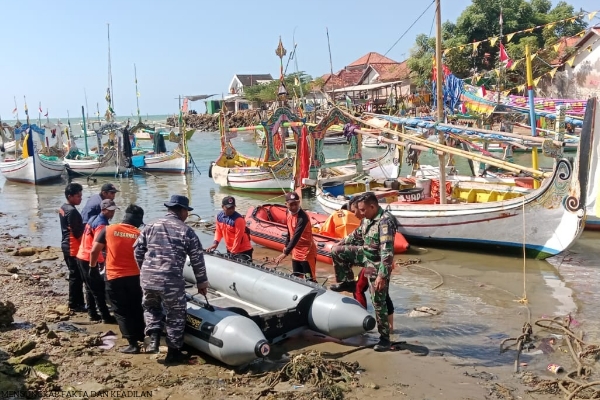 Lanal Batuporon dan Tim SAR Gabungan Intensifkan Pencarian Nelayan Hilang 1 Lanal Batuporon dan Tim SAR Gabungan Intensifkan Pencarian Nelayan Hilang