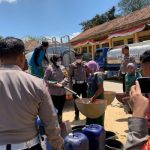 Polres Sumenep Bagikan Air Bersih Untuk Warga Terdampak Kekeringan