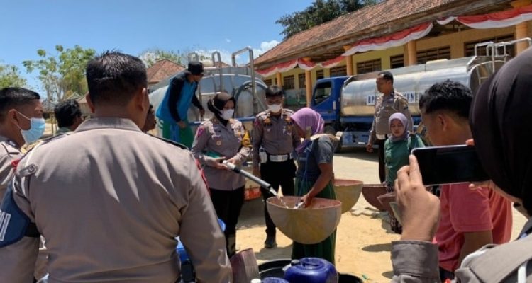 Polres Sumenep Bagikan Air Bersih Untuk Warga Terdampak Kekeringan