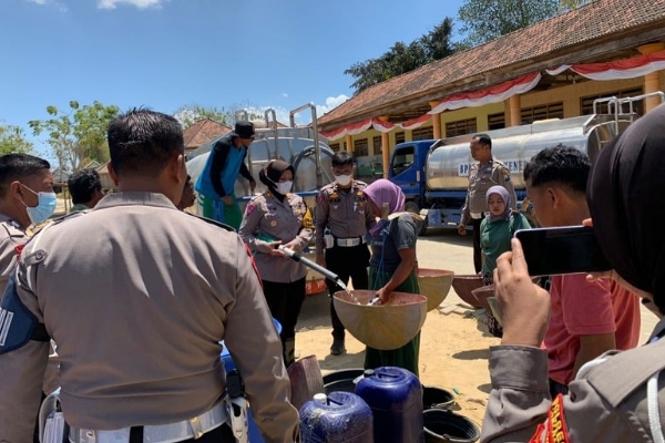 Polres Sumenep Bagikan Air Bersih Untuk Warga Terdampak Kekeringan