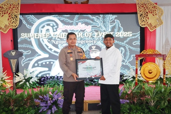 Bupati Fauzi Berikan Penghargaan Kepada Kapolres Sumenep