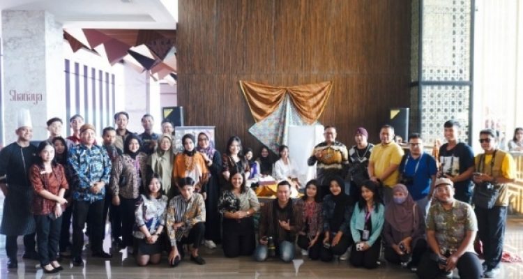 Whiz Luxe Hotel Spazio Surabaya Rayakan Hari Batik Nasional 2024