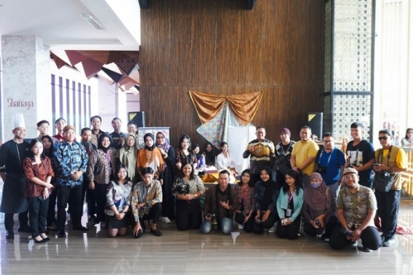 Selamat Hari Raya Idul Fitri_20241003_172255_0000 Whiz Luxe Hotel Spazio Surabaya Rayakan Hari Batik Nasional 2024