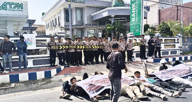 Demonstrasi Mahasiswa Di Kantor BPRS Sumenep, Tuntut Transparansi Pencairan Pinjaman