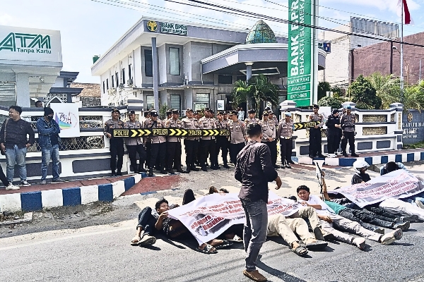 Demonstrasi Mahasiswa Di Kantor BPRS Sumenep, Tuntut Transparansi Pencairan Pinjaman