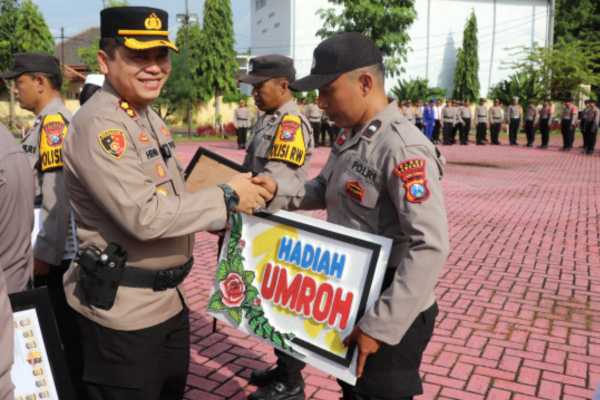 Anggota Polres Sumenep Yang Berprestasi Mendapatkan Reward Umroh