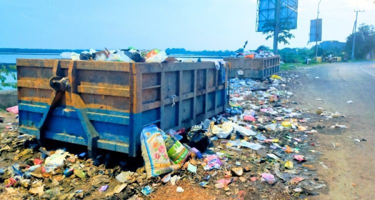 Tumpukan Sampah Di Jalan Raya Lingkar Timur Merusak Pemandangan