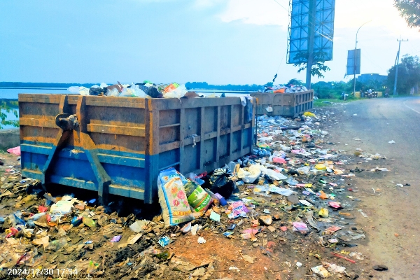 Selamat Hari Raya Idul Fitri_20241230_191620_0000 Tumpukan Sampah Di Jalan Raya Lingkar Timur Merusak Pemandangan