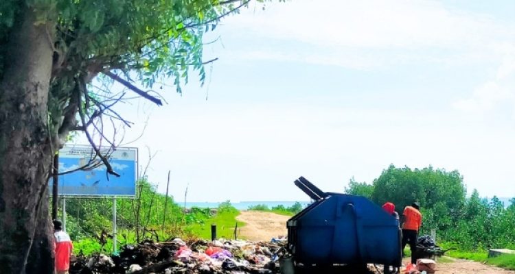 Sampah Masih Dibiarkan Menumpuk, Pemerintah Harus Mengambil Langkah