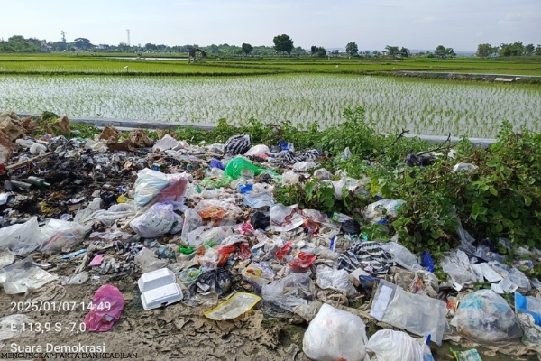 Sampah Masih Terlihat Menumpuk Di Pinggir Jalan