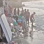 Pantai Dungkek Dibanjiri Mie Instan Akibat Perahu Karam