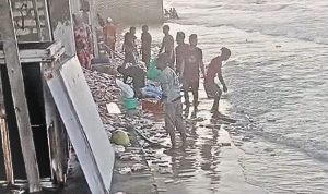 Pantai Dungkek Dibanjiri Mie Instan Akibat Perahu Karam