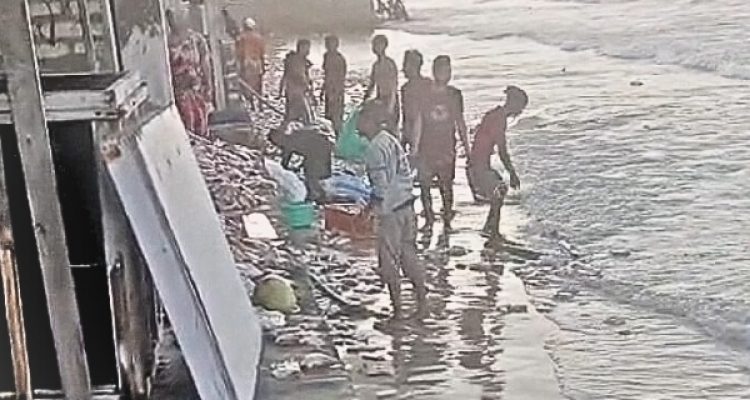 Pantai Dungkek Dibanjiri Mie Instan Akibat Perahu Karam