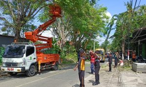 Selamat Hari Raya Idul Fitri_20251031_235552_0000 Polres Sumenep Sigap Membantu Evakuasi Pohon Tumbang