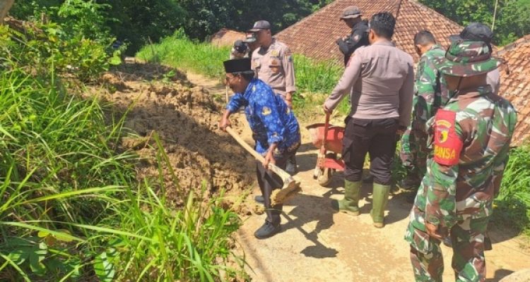 TNI Polri Sigap Tangani Longsor