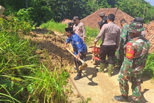 TNI Polri Sigap Tangani Longsor