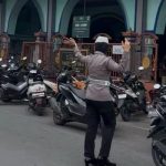 Polwan Polres Sumenep Perkuat Kenyamanan Ibadah Jumat