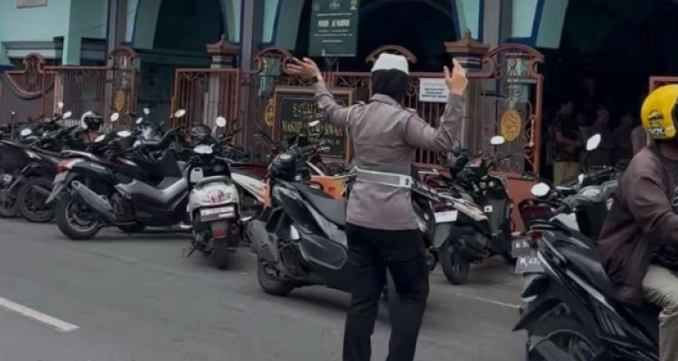 Polwan Polres Sumenep Perkuat Kenyamanan Ibadah Jumat