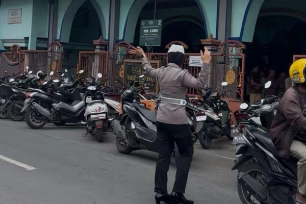 Polwan Polres Sumenep Perkuat Kenyamanan Ibadah Jumat