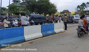 Cuaca Ekstrim di Musim Hujan_20260123_125813_0000 Polwan Polres Sumenep Jaga Kekhusyukan Sholat Jumat