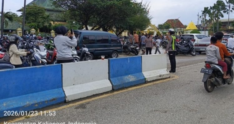 Polwan Polres Sumenep Jaga Kekhusyukan Sholat Jumat