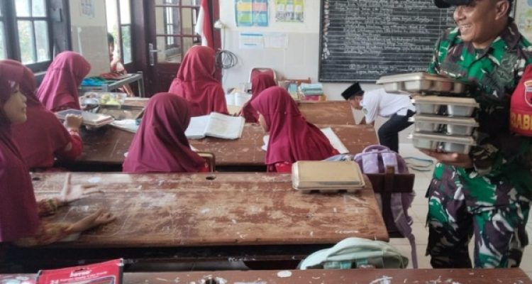 Babinsa Koramil Arjasa Pastikan Kualitas Menu MBG