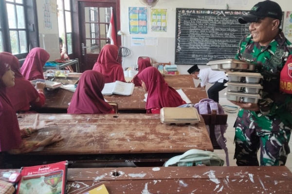 Babinsa Koramil Arjasa Pastikan Kualitas Menu MBG