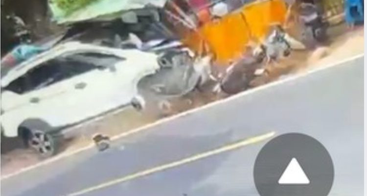 Kecelakaan Beruntun Libatkan Mobil, Sepeda Motor dan PKL