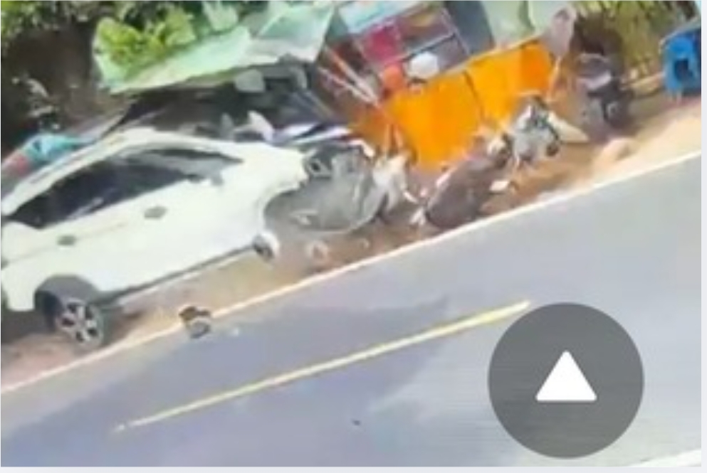 Kecelakaan Beruntun Libatkan Mobil, Sepeda Motor dan PKL