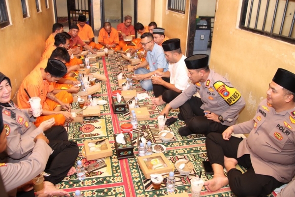 Kapolres Sumenep Buka Puasa Bersama Tahanan
