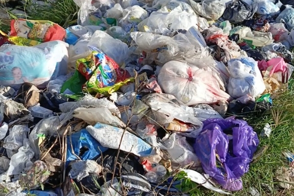 Sampah Dibiarkan Menumpuk dan Membusuk, Warga Desak Pemerintah